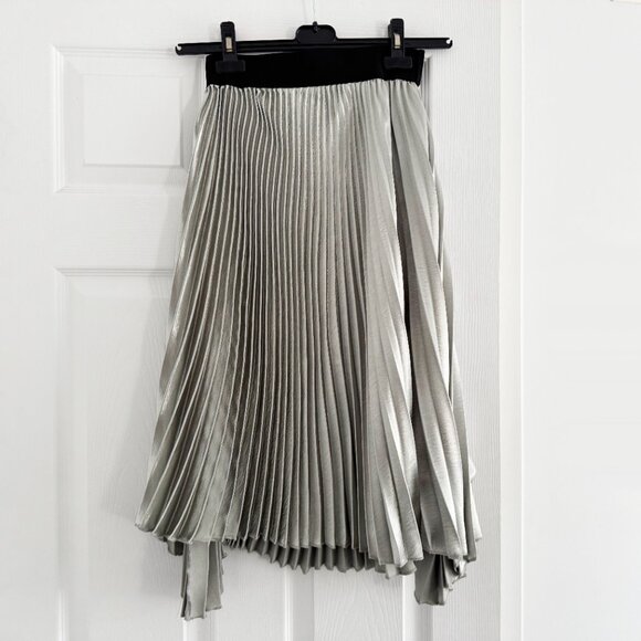 Luxe by Stylekeepers Silver Satin Pleated Skirt, size Small - Picture 7 of 7